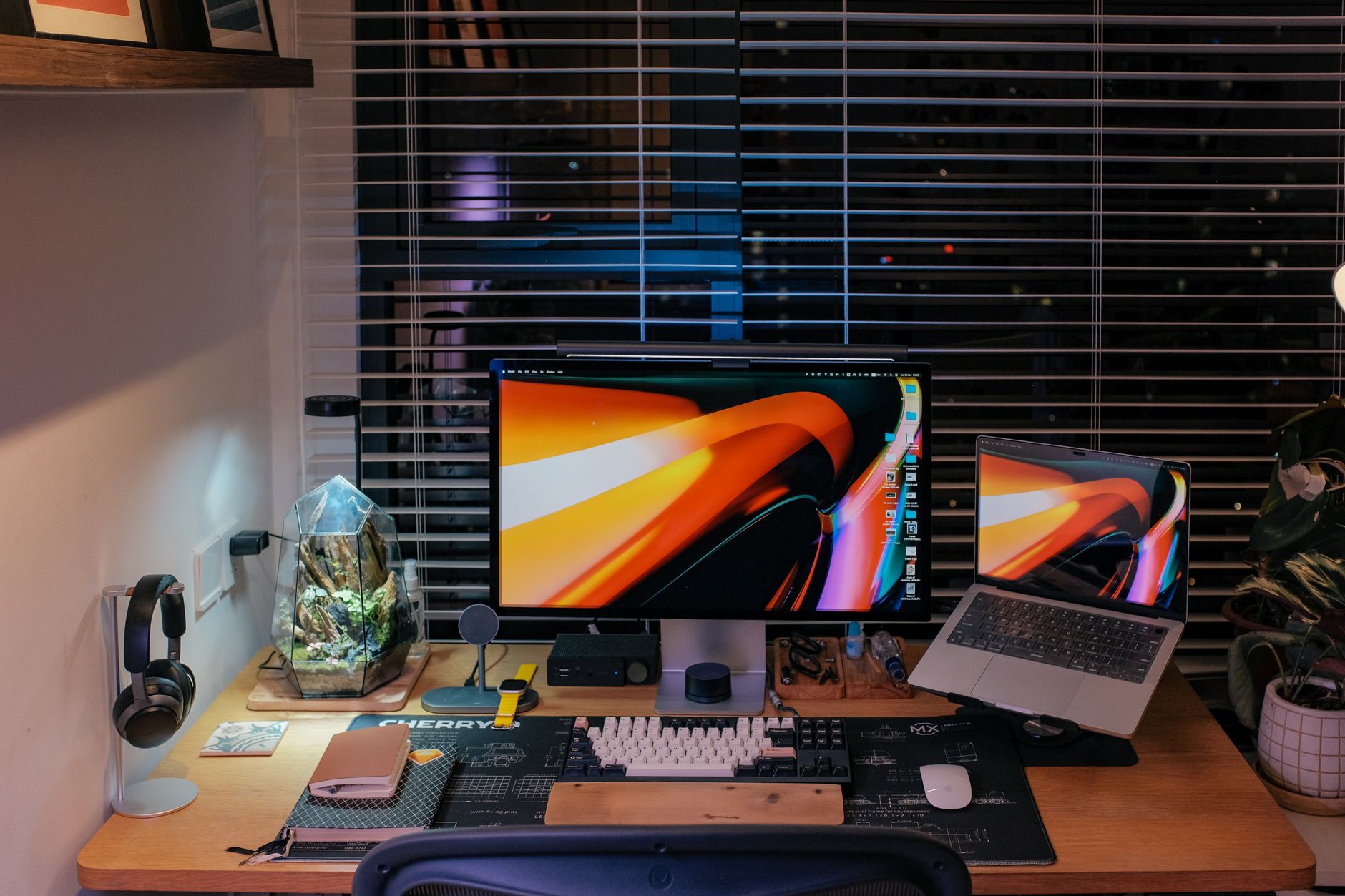 Escritorio de oficina en casa con doble monitor y accesorios, adecuado para trabajo remoto.