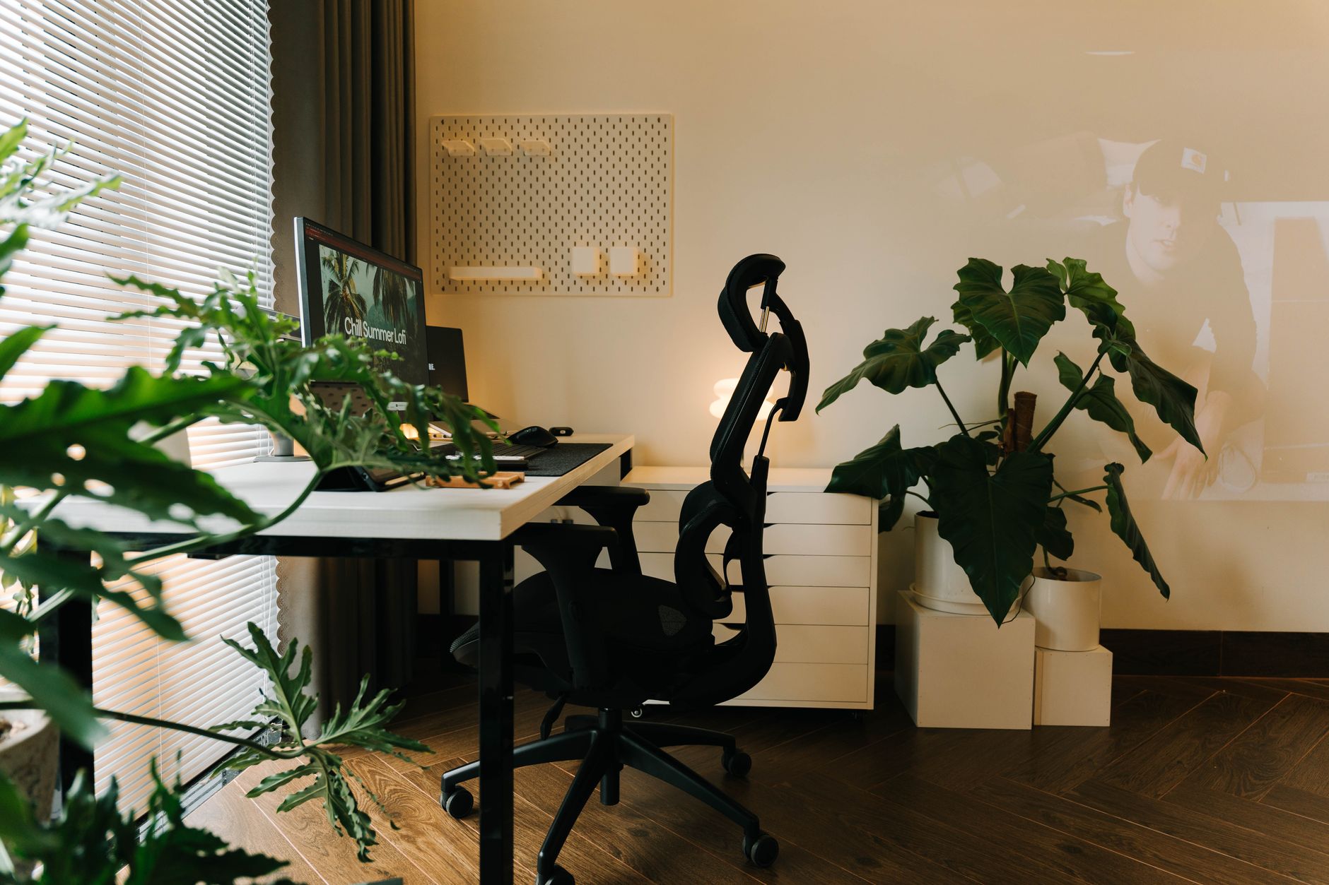 Elegante escritorio de oficina en casa con silla ergonómica y plantas, ideal para un entorno productivo.