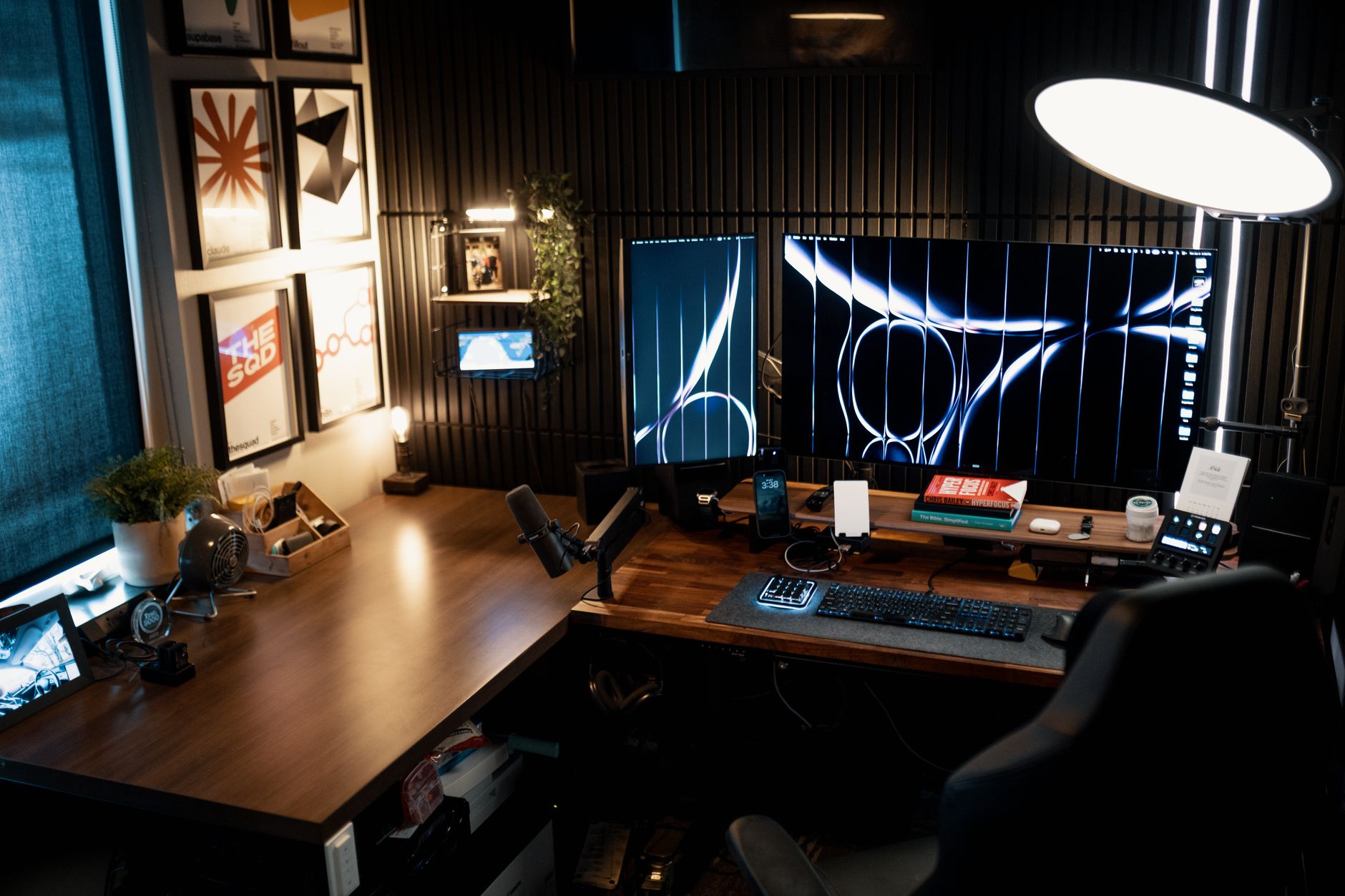 Acogedor y moderno escritorio de oficina en casa con doble monitor, decoración con estilo e iluminación ambiental.